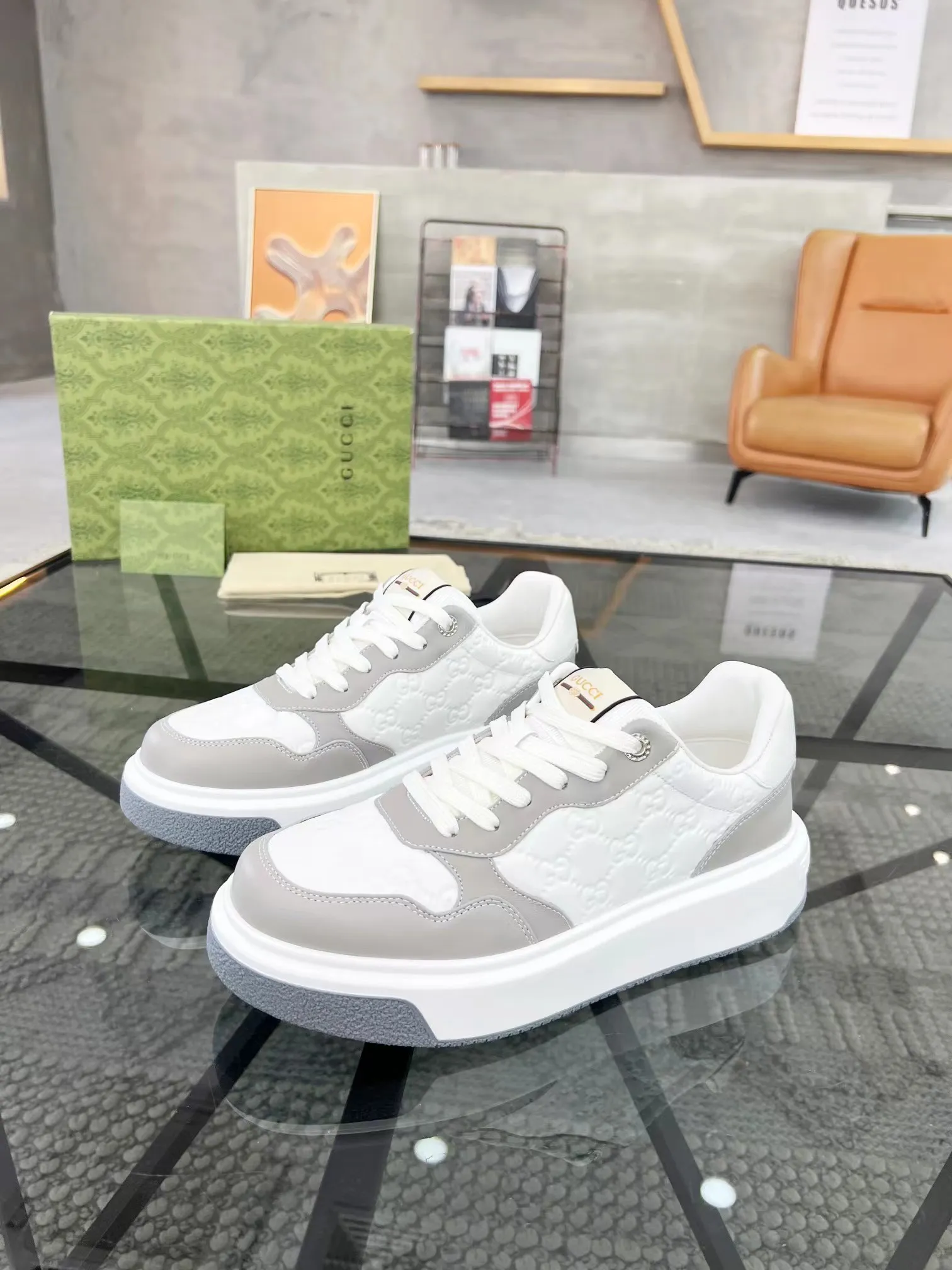 P440 new men's shoes GUCCI [Lightning] latest shoes are shipped. Original quality, fashionable, made of special materials, sheepskin lining, brand new packaging. The foot feels super comfortable and the workmanship is impeccable. Size: Male 38-45.